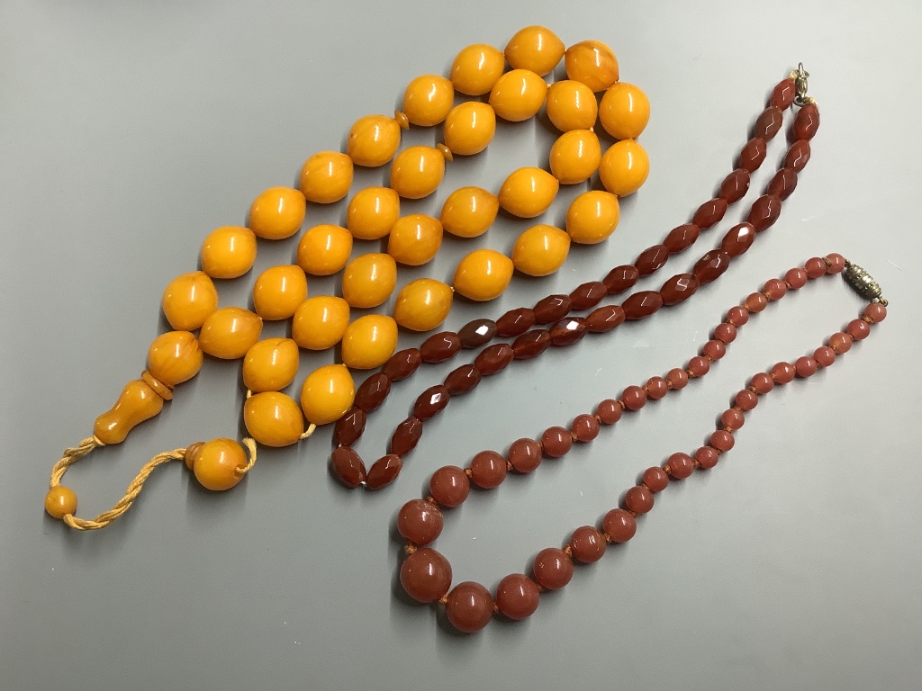 A malachite necklace, three other necklaces and two bracelets.